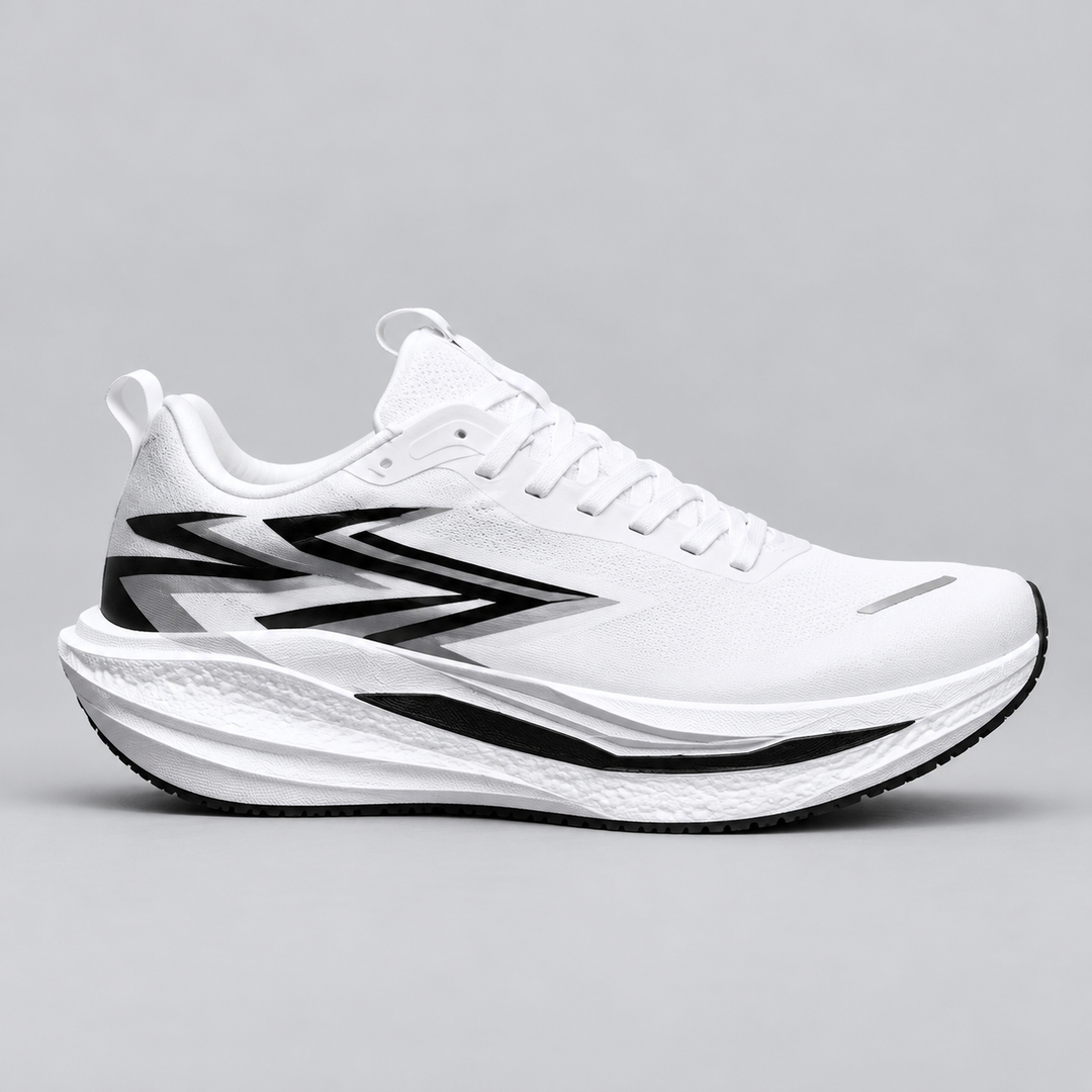 CHUNTA Strike in White / Black, outer lateral view